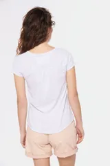 Remera color beige con escote redondo, manga corta, bolsillo en el pecho y cierre parcial con botones.