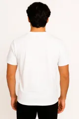 Remera blanca de algodón, de manga corta y cuello redondo.