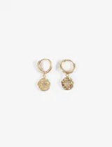 Aros dorados con dije de medalla circular con textura y strass incrustados.