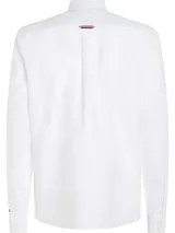 Camisa blanca de corte regular y manga larga, con logo bordado en el pecho y botón a contraste.