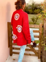 Maxi cardigan rojo de lana merino con flores bordadas a mano.