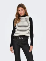 Chaleco de punto color crudo con rayas horizontales negras, cuello redondo y calce regular.