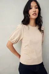 Remera negra de algodón con mangas abullonadas y elástico en la terminación.