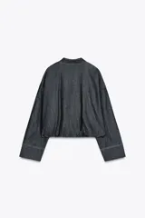Cazadora bomber de denim color gris oscuro, con cuello redondo, cierre frontal con cremallera metálica, bolsillos laterales y mangas largas con puños elásticos.