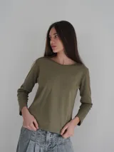 Remera color beige de manga larga con cuello redondo.