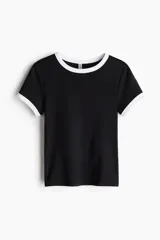 Remera negra entallada de punto suave con cuello y mangas con ribete blanco.