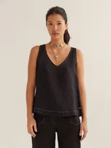Musculosa color crema de lino, con escote en V y corte holgado.
