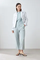 Pantalón celeste de lino, corte recto, con efecto desflecado en el ruedo.