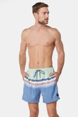 Short de baño celeste con rayas horizontales en tonos azul, amarillo y lila.