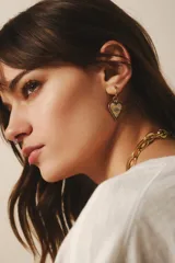 Aros de argolla dorada con dije de corazón dorado con strass verde, negro y plateado.