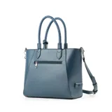 Cartera tipo tote color azul con diseño calado. Tiene doble asa corta trenzada y correa larga regulable extraíble. Cuenta con un compartimento principal con cierre, un bolsillo interno con cierre y dos bolsillos abiertos.