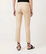 Pantalón de vestir color beige, de corte recto, con bolsillos laterales y traseros.