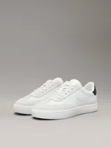 Zapatillas urbanas Calvin Klein Jeans de cuero blanco con puntera de gamuza y detalle de logo CK en el lateral.