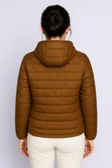 Campera gris de nylon con capucha, cierre frontal y bolsillos laterales.