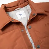 Campera puffer color naranja con cuello camisero, cierre con botones a presión, dos bolsillos de parche con botón en el pecho y relleno de pluma.