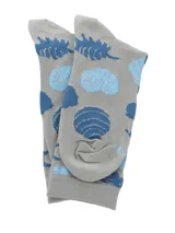 Calcetines grises con estampado de conchas marinas y cerebros en tonos de azul.