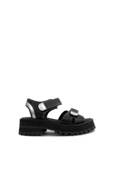 Sandalia negra de cuero con tiras ajustables de velcro y tacón de 4,5 cm.
