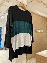 Remera manga larga combinada, confeccionada en morley viscosa.