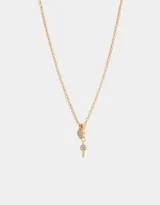Cadena corta dorada con dije de candado en forma de corazón y llave, ambos con incrustaciones de strass.