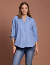 Blusa celeste con escote en V y mangas 3/4 regulables con presilla y botón.