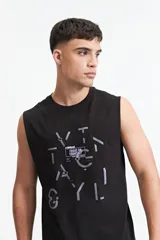 Musculosa negra de algodón con corte oversize, cuello redondo y estampado con la frase "Focus on yourself" y elementos gráficos.