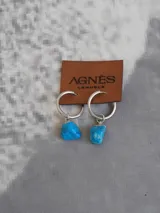 Aros de plata con dije de piedra turquesa irregular.