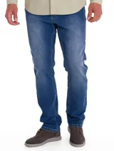 Pantalón de jean azul de corte recto, tiro medio y calce regular. Confeccionado en denim con tecnología Natural Flex y certificación Repreve.