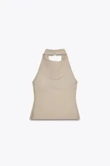 Top color beige de cuello halter con botones y espalda descubierta. Cierre lateral con cremallera oculta.