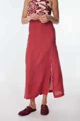 Falda larga de lino color celeste, de corte recto y con tajo lateral.