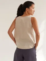 Musculosa color crema de lino, con escote en V y corte holgado.