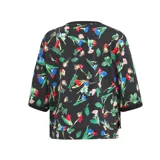 Remera Adidas negra con estampado floral multicolor, logo de Adidas estampado en el frente y corte crop.