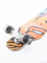 Skate longboard de 80 cm con lija negra y ruedas transparentes.