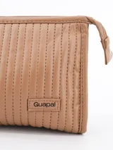 Necesser acolchado color beige con cierre superior y tira lateral.