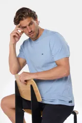 Remera celeste de manga corta con cuello redondo y logo bordado en el pecho.