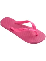 Chancletas Havaianas rosadas con suela texturizada y tiras con diseño de grecas.