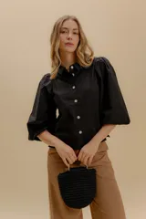 Camisa negra de algodón con botones blancos, cuello clásico y mangas globo 3/4.