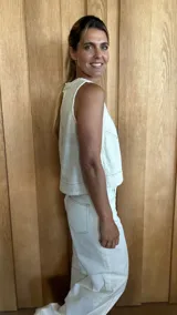 Chaleco color crudo con cuello redondo y costuras a la vista.