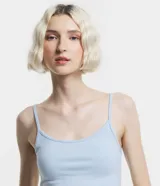 Musculosa cropped negra de algodón con breteles finos y escote redondo.