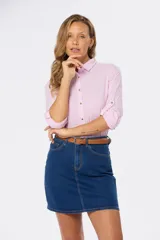 Minifalda de jean azul oscuro con spandex y cinturón marrón.