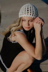 Conjunto tejido de algodón color celeste con terminaciones en marrón. Incluye un top sin mangas con botones y un short de tiro alto.