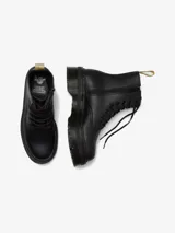 Bota de caña alta vegana, color negro, con cordones, plataforma gruesa y suela dentada.