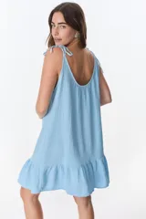 Vestido corto celeste con breteles finos y volados en el ruedo.