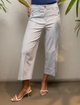 Musculosa azul marino de punto canalé con cuello redondo y sisas anchas.