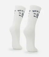 Par de medias de caña media color blanco, con estampa de la frase "New York Brooklyn" en azul.