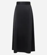 Pollera larga negra de corte evasé, confeccionada en satén, con recortes de pences que le dan volumen.