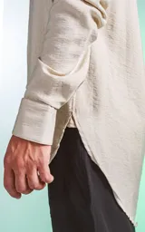 Camisa beige de manga larga con cuello mao y calce relaxed fit.