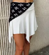 Accesorio tejido a crochet color negro con diseño floral.