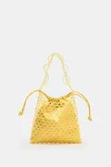 Bolso mini tipo saca color amarillo, con cuerpo de abalorios, asa de hombro y asa bandolera de cadena. Bolsita interior con cierre fruncido.