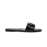 Sandalia negra de tipo plana, con detalle en la parte superior y diseño minimalista.