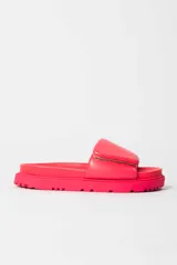 Sandalias de plataforma color fucsia, con tira ancha acolchada sobre el empeine y suela track.